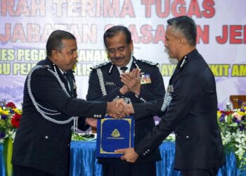 RAZARUDIN Husain menyaksikan penyerahan serah terima tugas antara Timbalan Ketua Polis Negara Datuk Seri Ayob Khan Mydin Pitchay (kiri) kepada Datuk Seri Mohd Shuhaily Mohd Zain (kanan) yang dilantik sebagai Pengarah Jabatan Siasatan Jenayah (JSJ) baharu berkuat kuasa hari ini pada Majlis Serah Terima Tugas Pengarah JSJ di Bukit Aman di sini hari ini. -UTUSAN/AMIR KHALID