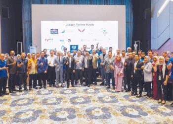 Barisan pengurusan MBSB Bank bersama rakan niaga strategik mereka yang terdiri daripada organisasi korporat serta pusat pengajian tinggi awam dan swasta pada majlis pelancaran EduFin-i.