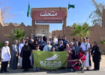 ARIPIN SAID ( kiri) bersama rombongan umrah dari Malaysia melawat Museum Al Amoudi Makkah baru-baru ini.