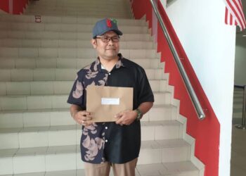 Nor Kamal Ahmad hadir
di ABM semalam untuk menyerahkan surat Misbun Sidek.