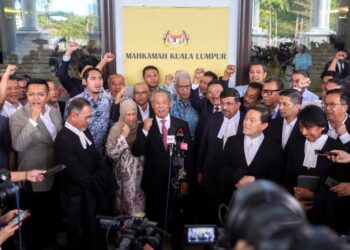 Tan Sri Muhyiddin Yassin bersama penyokongnya  selepas dilepas dan dibebas atas empat pertuduhan menggunakan kedudukannya untuk  mendapatkan rasuah berjumlah RM232.5 juta di Mahkamah Tinggi Kuala Lumpur semalam. – UTUSAN/SHIDDIEQIIN ZON