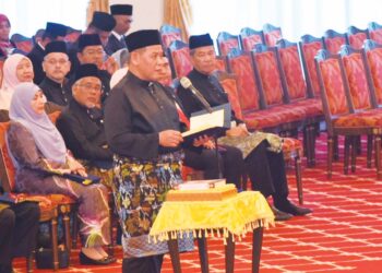 Rakyat kini menunggu siapakah ADUN UMNO yang bakal menganggotai barisan Exco Kerajaan Negeri Sembilan di bawah Aminuddin Harun yang dilantik semula sebagai Menteri Besar, kelmarin.