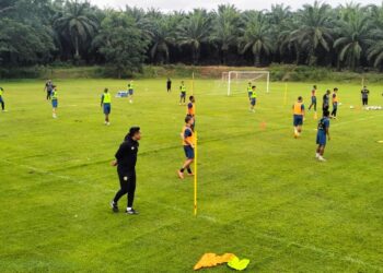 NAFUZI Zain mengendalikan sesi latihan pasukan KDA menjelang pertemuan dengan Perak pada aksi Piala Malaysia di Stadium Darul Aman, Alor Setar. -UTUSAN/MOHD RAFIE AZIMI