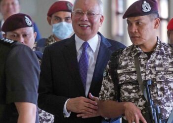 NAJIB Razak tiba di Mahkamah Tinggi Kuala Lumpur, semalam bagi sebutan kes pecah amanah berjumlah RM6.6 bilion berkaitan bayaran kepada International Petroleum Investment Company (IPIC). 
– UTUSAN/FAUZI BAHARUDIN