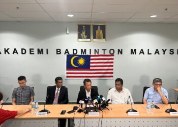 Timbalan Presiden Persatuan Badminton Malaysia (BAM), Datuk V,Subramaniam (dua dari kanan)