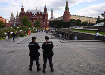 POLIS memantau keadaan di kawasan Dataran Merah di Moscow. - AFP