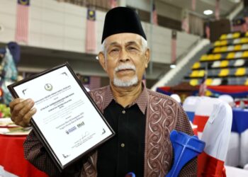 HASSANUDDIN Abd. Karim menunjukkan sijil penerima sumbangan wira negara sempena Sambutan Hari Kebangsaan 2023 peringkat negeri Perak di Ipoh hari ini. - UTUSAN/MUHAMAD NAZREEN SYAH MUSTHAFA