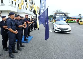 MOHD. Yusri Hassan Basri (tengah) melepaskan konvoi kenderaan yang membawa pegawai dan anggota polis Kontinjen Perak yang ditugaskan bagi membantu proses PRN Kelantan di Ipoh hari ini. - UTUSAN/MUHAMAD NAZREEN SYAH MUSTHAFA