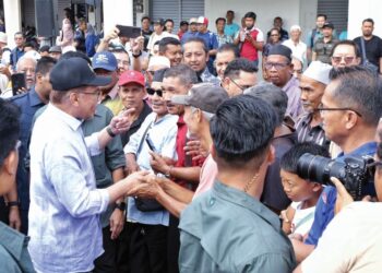 Anwar Ibrahim tiba pada program Sentuhan Agro Madani peringkat Negeri Perak di Dataran Kerian Permai, Parit Buntar semalam. – UTUSAN/MUHAMAD NAZREEN SYAH MUSTHAFA