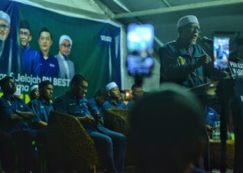 ABDUL Hadi Awang sewaktu berucap pada Majlis Munajat Akbar dan Jelajah PN Best Bersama Presiden Pas di Bandar Sri Sendayan, Seremban malam tadi.-UTUSAN/MOHD. SHAHJEHAN MAAMIN.