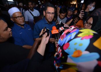 AHMAD Faizal Azumu ketika ditemui pemberita selepas majlis Munajat Akbar dan Jelajah PN Best Bersama Presiden Pas di Bandar Sri Sendayan, Seremban malam tadi.-UTUSAN/MOHD. SHAHJEHAN MAAMIN.