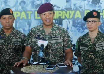 TENGKU Muhammad Fauzi Tengku Ibrahim (tengah) dalam sidang akhbar selepas melawat Pusat Mengundi Pusat Latihan Asas Tentera Darat (Pusasda), Port Dickson sempena pengundian awal PRN ke-15 hari ini.-UTUSAN/MOHD. SHAHJEHAN MAAMIN.