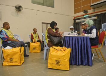 Petugas Suruhanjaya Pilihan Raya bersama peti undi yang tiba di Pusat Penjumlahan Rasmi Undi bagi Dewan Undangan Negeri  N.19 Marang 
di Dewan Utama Majlis Daerah Marang semalam. – MINGGUAN/PUQTRA HAIRRY