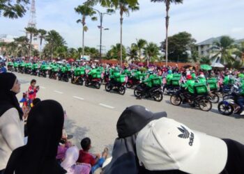 ORANG ramai teruja menyaksikan para pemandu Grab yang turut menyertai perarakan sempena Hari Kebangsaan 2023 di Kuantan, Pahang, hari ini. 