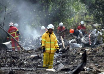 PASUKAN penyelamat memeriksa kawasan tragedi pesawat Beechcraft Premier 1 terhempas yang mengorbankan 10 orang berdekatan kawasan perumahan Elmina Seksyen U16, Shah Alam, Selangor, semalam. – UTUSAN/SADDAM YUSOFF