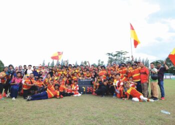 PEMAIN Selangor meraikan kejayaan muncul juara ragbi MSSM bawah 18 tahun selepas menewaskan Johor di Padang SM Sains Tengku Muhammad Faris Petra, Kota Bharu semalam. – UTUSAN/KAMARUL BISMI KAMARUZAMAN