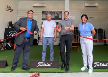 PENGURUS Besar Acushnet Asia Tenggara, Rick Brown (dua dari kanan) ketika majlis perasmian pusat Pemasangan Titleist di GGCC semalam.