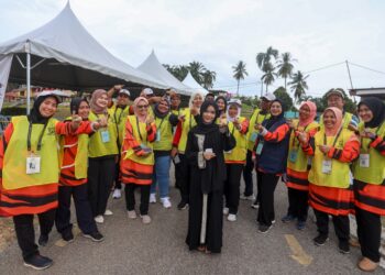 AINA Atiqah Arzami, diraikan petugas SPR yang menjadi pengundi terakhir pada pukul 5:50 petang sebelum pusat mengundi ditutup di SK Jenderam, Dengkil. - UTUSAN/FAISOL MUSTAFA