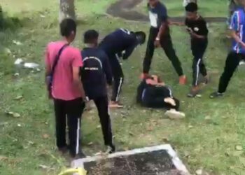 TANGKAP layar rakaman video yang tular menunjukkan sekumpulan remaja lelaki memukul seorang mangsa di Taman Bestari Indah, Johor Bahru.