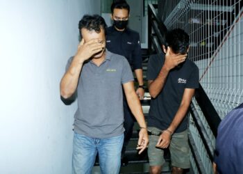 HELMI Zaharuddin (kiri) dan Aslam Suliman didenda RM4,000 selepas mengaku bersalah memukul seorang lelaki dalam kejadian minggu lalu ketika didakwa di Mahkamah Majistret Ipoh hari ini. - UTUSAN/MUHAMAD NAZREEN SYAH MUSTHAFA