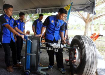 SEBAHAGIAN pelatih Institut Kemahiran Belia Negara (IKBN) menukar tayar lori di ruang pameran sempena majlis Pelancaran Inkubator Teknologi Pemprosesan Makanan Zon Utara di Institut Kemahiran Belia Negara (IKBN) Naka hari ini.
Latihan yang disediakan IKBN adalah sejajar dengan Manifesto Pilihan Raya Barisan Nasional (BN) untuk memberikan lebih banyak peluang Latihan dan Pendidikan Teknikal dan Vokasional (TVET) kepada rakyat.