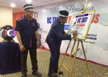 AHMAD Samsuri Mokhtar (kanan) menandatangani plak perasmian Kampus Bandar UC TATI di Kuala Terengganu, hari ini. - UTUSAN/TENGKU DANISH BAHRI TENGKU YUSOFF