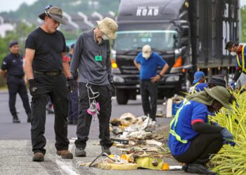 PASUKAN penyiasat Lembaga Keselamatan Pengangkutan Kebangsaan (NSTB) Amerika Syarikat, Pentadbiran Penerbangan Persekutuan (FAA) dan pembuat pesawat Beechcraft memeriksa serpihan pesawat yang terhempas di Persiaran Elmina dekat Shah Alam, semalam. –UTUSAN/FARIZ RUSADIO