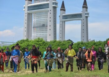 ORANG Melayu tidak perlu takut digelar Melayu Ultra demi mempertahankan hak kedudukan orang Melayu, kesucian agama Islam dan raja-raja Melayu.-GAMBAR HIASAN