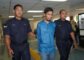 MOHAMMAD Jubair Musi Ullah (tengah) tiba di Mahkamah Majistret Ampang diiringi anggota polis bagi menghadapi pertuduhan mencabul dan dadah. -UTUSAN/FARIZWAN HASBULLAH.