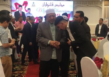 AHMAD  Yakob (kiri) beramah mesra bersama sebahagian hadirin yang hadir pada Majlis Pelancaran E-Wallet Kelantan Pay di,Kota Bharu, Kelantan hari ini. UTUSAN/ROSMIZAN RESDI