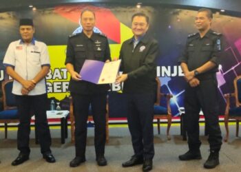 AHMAD Dzaffir Mohd. Yussof menyampaikan sijil penghargaan kepada Naib Pengerusi MCPF Malaysia merangkap Pengerusi MCPF Daerah Port Dickson, Datuk Seri Lim Chin Fui sempena Majlis Penyampaian Sijil Pelantikan Ahli Jawatankuasa MCPF Negeri Sembilan di IPK Negeri Sembilan, di Seremban hari ini.-UTUSAN/NOR AINNA HAMZAH.