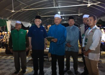 AHMAD Yakob (tengah) semasa majlis Pelancaran Program Perikatan Nasional (PN) Kelantan: Kelantan Maju Rakyat Sejahtera di Dataran Majlis Daerah Tanah Merah, Kelantan malam tadi-UTUSAN/KAMARUL BISMI KAMARUZAMAN