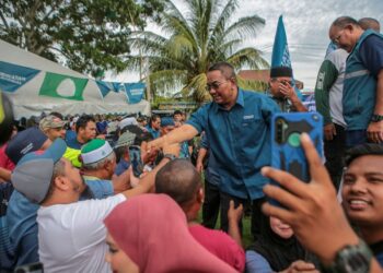 MUHAMMAD Sanusi Md. Nor bersalaman dengan penyokong PN ketika menghadiri program Sembang Santai DUN Kubang Rotan di Kuala Kedah. - UTUSAN/ SHAHIR NOORDIN