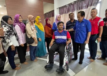 AHMAD Maslan menziarahi Mohd. Zaidy Abdul Kadir di kediaman calon BN Jeram Padang itu di Batu Kikir, Kuala Pilah hari ini.-UTUSAN/AFIFI HAFIZ MOHD. NOR