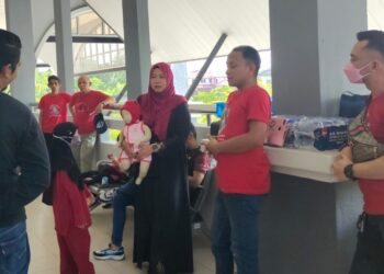 ANIDA Idrus memegang patung bayi yang disediakan mengikut saiz Baby Syifaa serta lengkap dipakaikan topi serta baju bayi berkenaan ketika hadir prosiding inkues kematian Baby Syifaa, di Seremban hari ini.-UTUSAN/NOR AINNA HAMZAH.