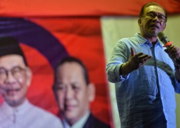 ANWAR Ibrahim sewaktu berucap pada Ceramah Perpaduan PMX@Paroi di Taman Tuanku Jaafar, Seremban, malam ini.-UTUSAN/MOHD. SHAHJEHAN MAAMIN.