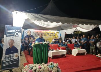 MUHYIDDIN Yassin ketika berucap dalam Ceramah Perdana Parlimen Tampin di Felda Jelai 4, Gemas, tampin malam tadi.-UTUSAN/NOR AINNA HAMZAH.