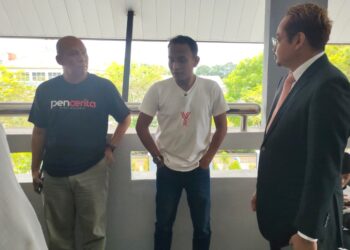 PIHAK peguam (kanan) berbincang dengan bapa Baby Syifaa, Yuseri Yusoff (tengah)  pada hari kelapan prosiding inkues kematian Baby Syifaa di Mahkamah Koroner Seremban hari ini.-UTUSAN/NOR AINNA HAMZAH.