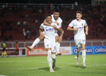 BERGSON Da silva berlari semasa meraikan gol bersama rakan sepasukan pada aksi Piala Malaysia menentang Kelantan FC di Stadium Sultan Muhammad ke-IV Kota Bharu, Kelantan.-UTUSAN/KAMARUL BISMI KAMARUZAMAN