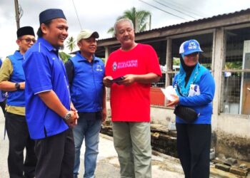 MOHD. Asna Amin (dua dari kiri) bersama pasukan kempennya bertemu dengan pengundi-pengundi di Kampung Daching, Lenggeng, Seremban.