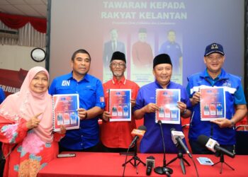 AHMAD Jazlan Yaakob (dua kiri) bersama barisan pemimpin memegang manifesto BN-PH selepas Majlis Pengisytiharan Tawaran Kepada Rakyat Kelantan Sempena PRN Kelantan di Dewan UMNO negeri, Kota Bharu, Kelantan-UTUSAN/KAMARUL BISMI KAMARUZAMAN