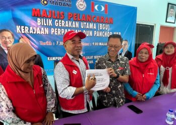 Syed Mohd. Alidustur Mohd. Zain (dua dari kiri dan Zahir Hassan (tiga dari kanan) menunjukkan manifesto BN-PH pada sidang akhbar di Bilik Gerakan Utama DUN Panchor di Kedai Lalat, Kota Bharu, Kelantan hari ini-UTUSAN/ROHANA MOHD. NAWI