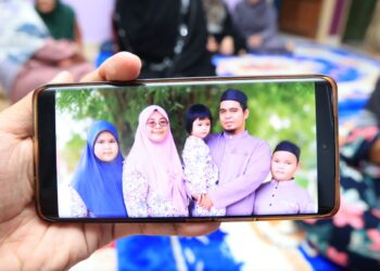 MOHD. Zulmi Ramli (dua dari kanan), Nik Amirah (dua dari kiri)  dan Nik Aishah Azzahra (tengah) maut selepas kereta yang dinaiki mereka dihempap sebatang pokok di Jalan Kuala Krai-Kota Bharu dekat Kok Lanas, Kota Bharu, Kelantan semalam-UTUSAN/KAMARUL BISMI KAMARUZAMAN