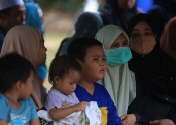 NIK Adam Zarif Nik Mohd. Zulmi (tengah) dilihat seolah-olah hilang kata-kata semasa menghadiri pengebumian arwah ayah, ibu, dan adiknya di Tanah Perkuburan Tok Johol, Kampung Padang Tengah, Ketereh, Kota Bharu, Kelantan petang tadi-UTUSAN/KAMARUL BISMI KAMARUZAMAN