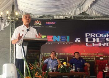 AHMAD Zahid Hamidi semasa berucap pada Hari Potensi Kemas dan Program Desa Cerdas di Plaza MT-GT Bukit Bunga, Ayer Lanas, Jeli, Kelantan hari ini-UTUSAN/ROSMIZAN RESDI