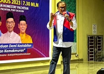 ANWAR Ibrahim sewaktu berucap pada program Jelajah Madani Dewan Undangan Negeri (DUN) Chuah di Dataran Kampung Pachitan, Port Dickson malam ini.-UTUSAN/MOHD. SHAHJEHAN MAAMIN.