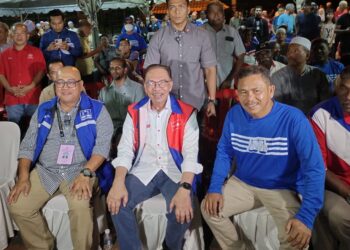 ANWAR Ibrahim ketika hadir pada program Jelajah Perpaduan Madani Negeri Sembilan DUN Linggi di Rumah Rakyat Pengkalan Durian, Port Dickson malam tadi.-UTUSAN/NOR AINNA HAMZAH.