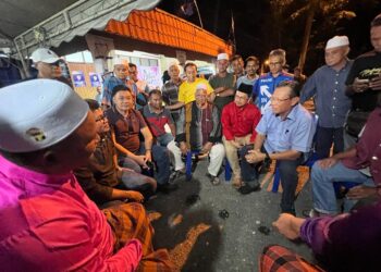 AHMAD Shabery Cheek duduk (kiri) bersama peneroka di warga Felda Chiku 3, Gua Musang, Kelantan, semalam.UTUSAN/AIMUNI TUAN LAH