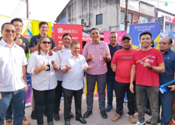 MOHD. NOOR HELMY Abdul Halem (lima dari kanan) dan Zulkarnain Mohd. Yassin (depan, tiga dari kiri) pada program lawatan ke Pasar Malam Taman Seri Duyong di Duyong, Melaka. - UTUSAN/MUHAMMAD SHAHIZAM TAZALI