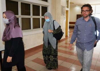 SUZANAH Abdullah (tengah) tiba di Mahkamah Sesyen Petaling Jaya bagi mengikuti prosiding sebutan kes Muhammad Yasin Sulaiman atas tiga pertuduhan dadah. -  UTUSAN/SHIDDIEQIIN ZON